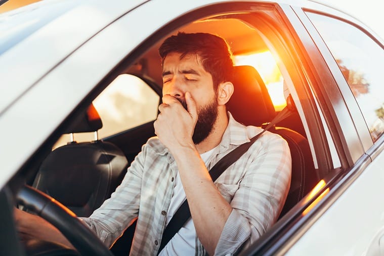 Homme somnolent au volant d'une voiture