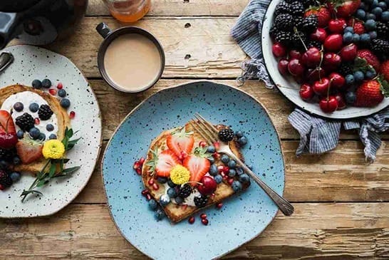 Fruits sur une tranche de pain dans une assiette