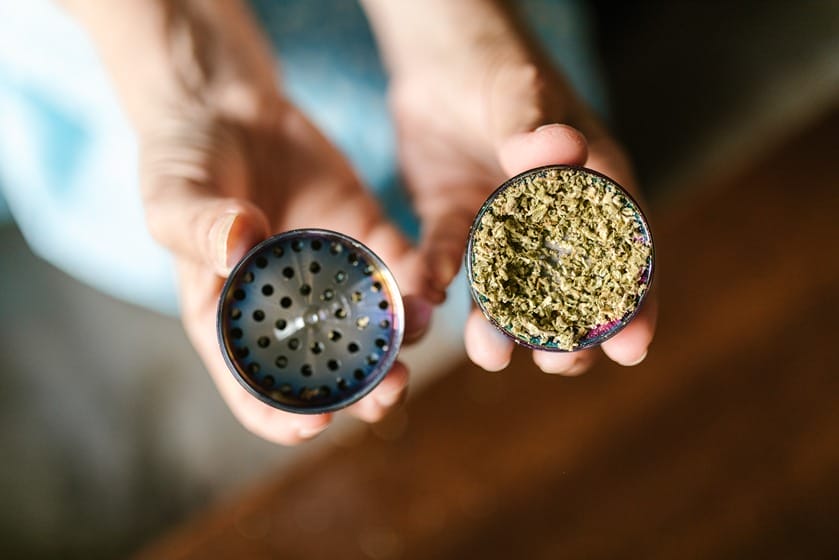 Kief de weed dans un grinder