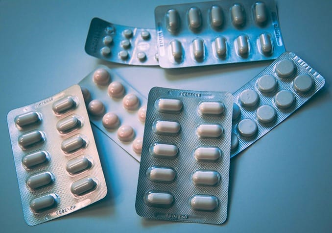 Plusieurs plaquettes de médicaments anti inflammatoire